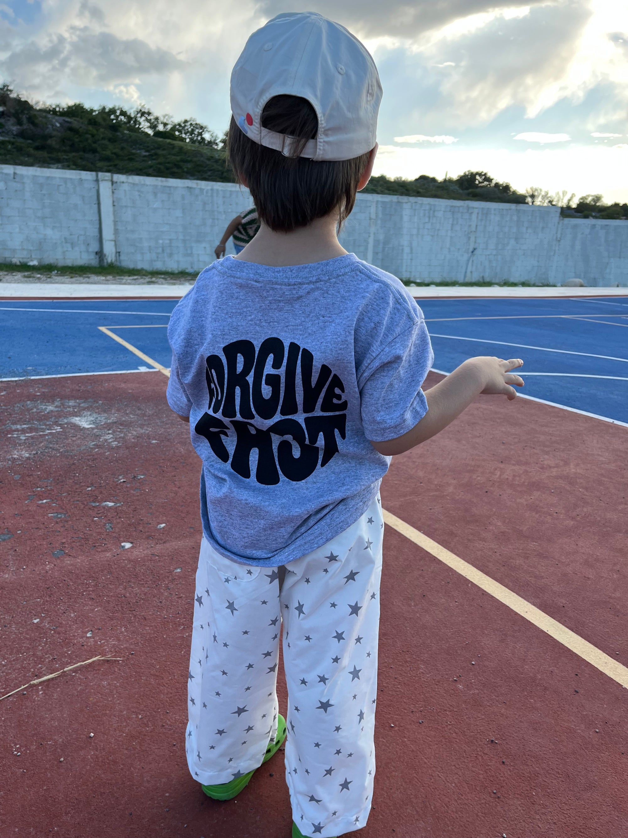 Playera de niño "Forgive Fast"