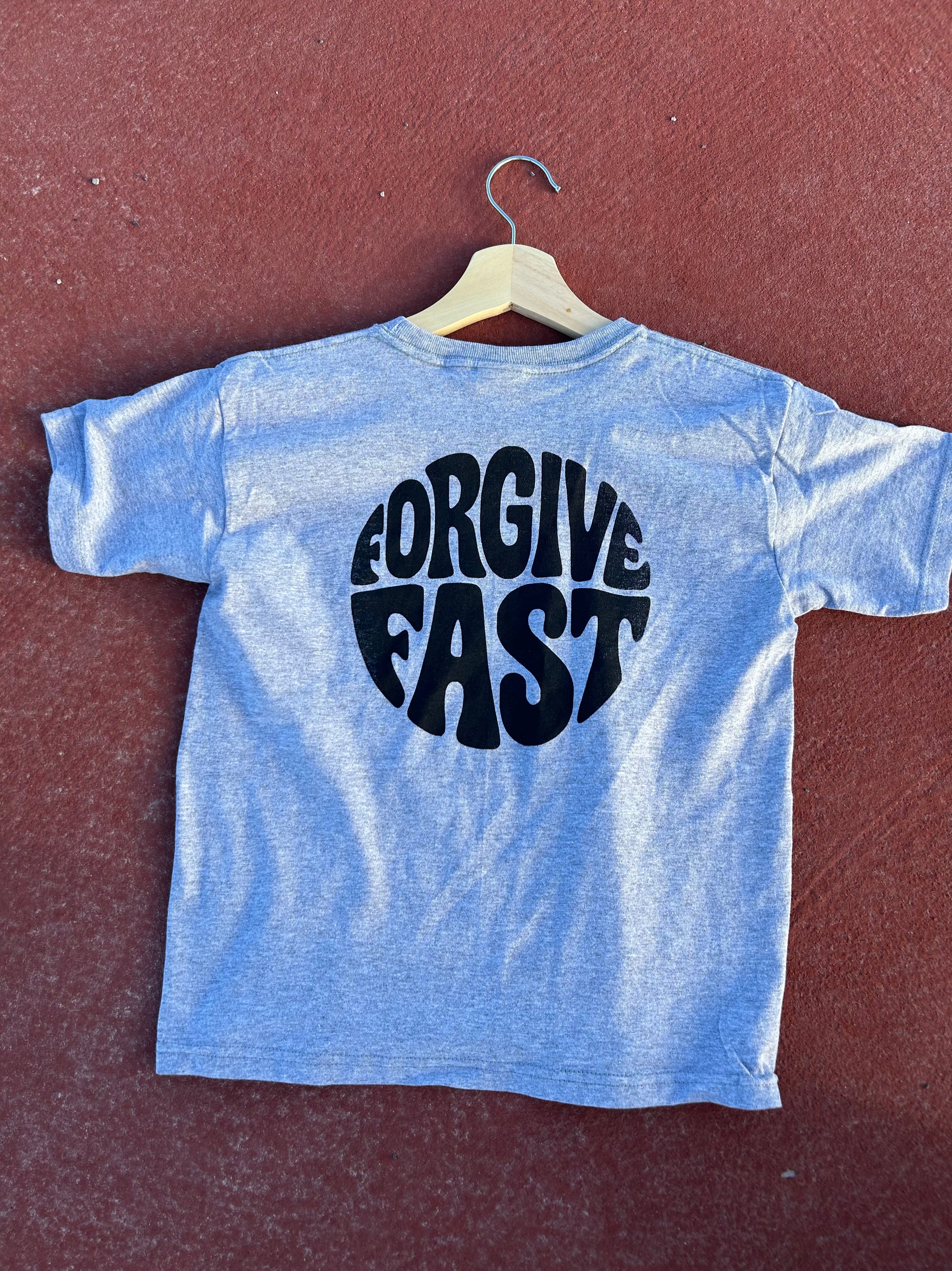 Playera de niño "Forgive Fast"