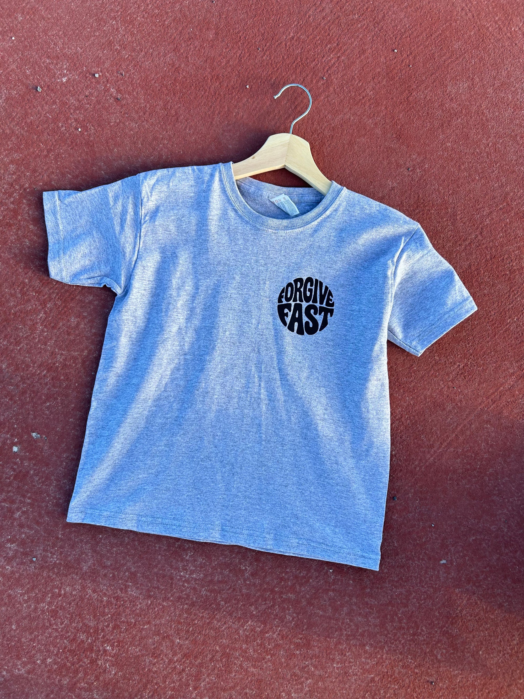 Playera de niño "Forgive Fast"