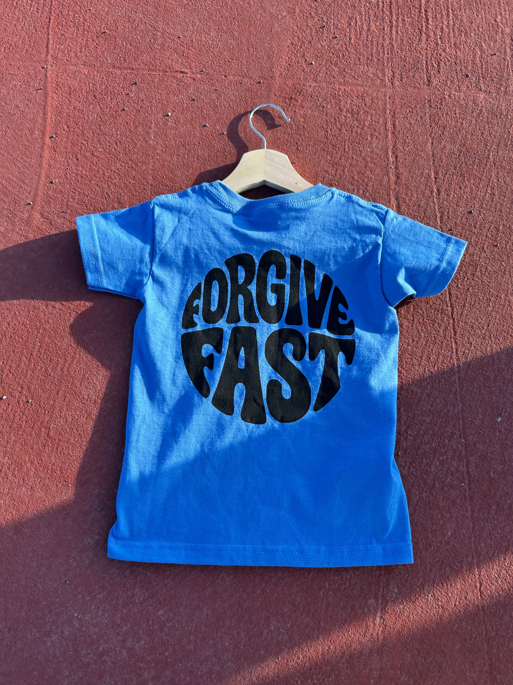 Playera de niño "Forgive Fast"