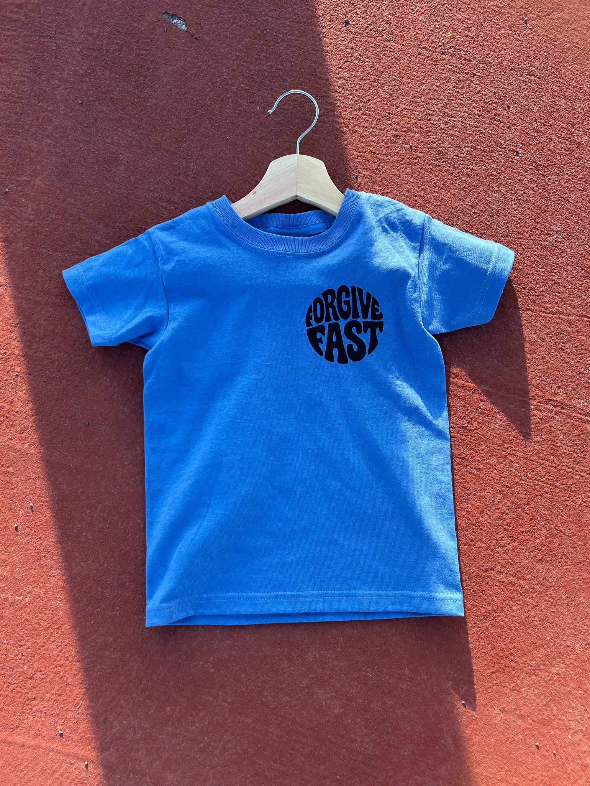 Playera de niño "Forgive Fast"