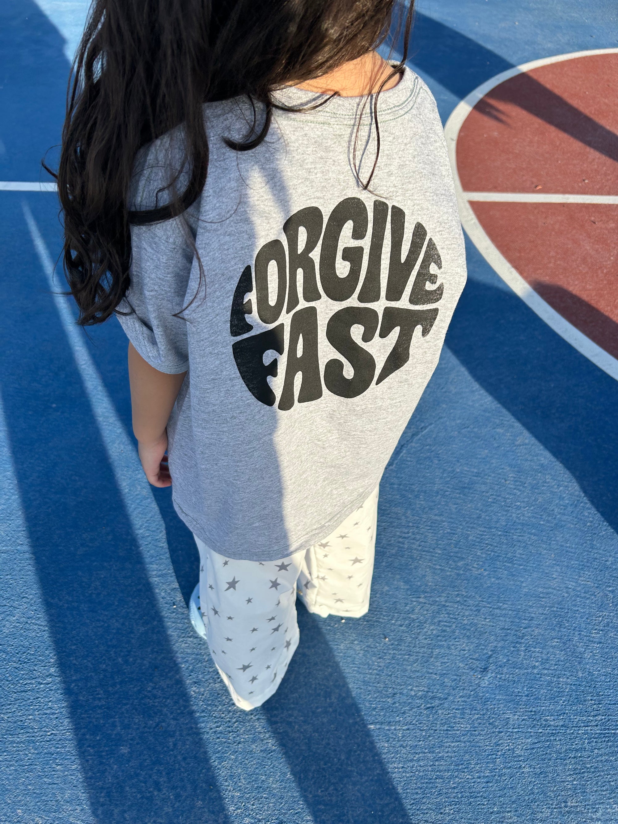 Playera de niño "Forgive Fast"